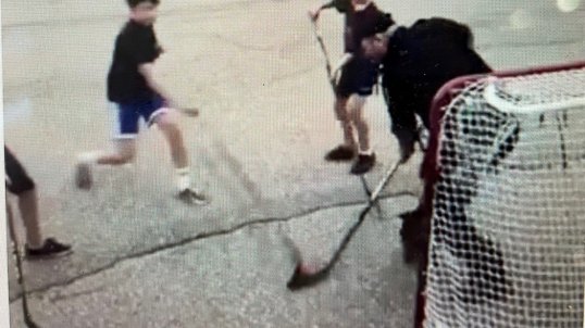 Saguenay: des policiers jouent au hockey avec les jeunes